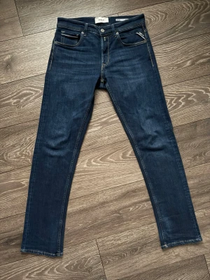 Replay Grover  - Snygga mörkblå Replay Grover jeans med straight fit. Klassisk femficksdesign, kontrastsömmar och Replay-logga på fickan. Jeansen har normal passform och är tillverkade i slitstarkt denim med detaljerade bakfickor och läderpatch med Replay-märke.