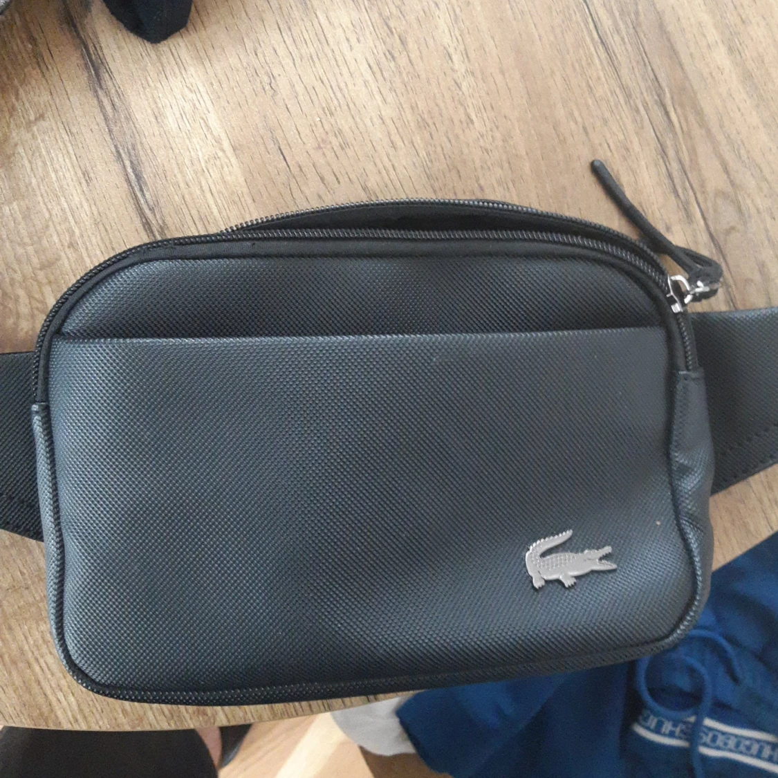 Svart magväska från Lacoste