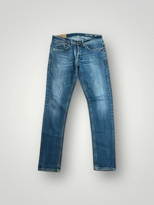 Dondup George Jeans - Tja säljer nu dessa riktigt snygga Dondup jeansen i storlek 32 där nypriset är cirka 4000kr och modellen är George, skick 8/10 vid minsta lilla fundering så är det bara att höra av sig!  Mvh Santén 