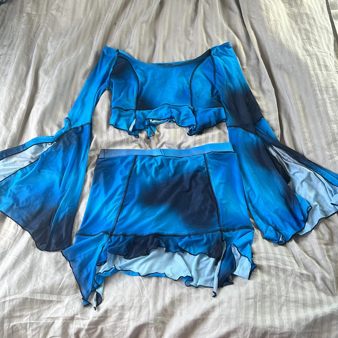 Blå/svart mesh croppad topp och kjol med volang från SHEIN - 1