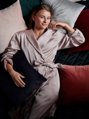 Hemtex Morgonrock i Rosa, Fleecefodrad – Storlek S/M -  Supermysig morgonrock från Hemtex i en härlig ljusrosa nyans. Perfekt för mysiga morgnar eller avkopplande kvällar hemma. Storlek: S/M (normal i storlek M) Material: Fleecefodrad för extra värme, med mjukt satin/siden som yttertyg Detaljer: Knytband i midjan, krage och långa ärmar Nypris: 799 kr Morgonrocken är både bekväm och elegant – en perfekt kombination av stil och komfort.