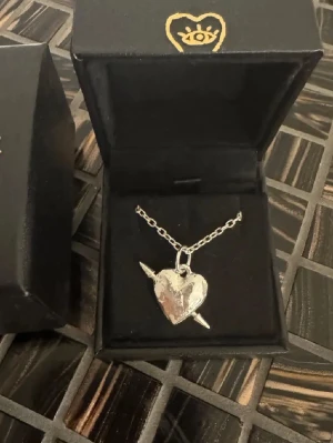 Maria Nilsdotter halsband - Jättepopulärt Maria Nilsdotter halsband! Säljer pga att jag behöver pengarna!!🥰🥰Skriv för fler bilder. Längden är 45❤️