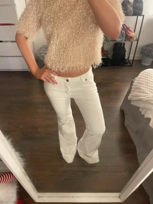 vita jeans - sjukt snygga vita jeans🩷storlek s från twist & tango.  midjemått rakt över = 32,5cm, midjehöjd = 19,5cm,  innerbenslängd = 78cm. jag är 156cm för referens men dessa är alldeles för långa för mig!!