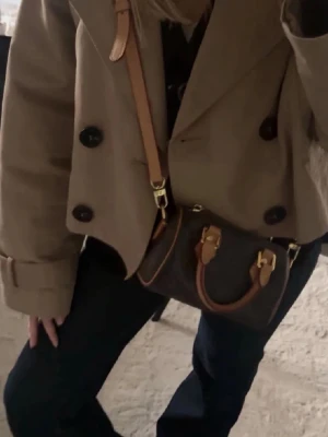 Louis Vuitton Monogram handväska - Säljer min Louis Vuitton väska som är min fasters gamla, som jag fått i 18 årspresent. Hon berättar att det är en äkta men att kvittot är i hennes gamla mail. Just därför kan jag inte med 100% säkerhet säga att det är en äkta men serienummer, stämplar, monogrammet och sömmar stämmer perfekt. Just därför jag inte säljer den för så högt pris. 