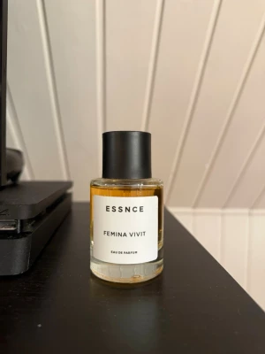 Essnce Feminina Vivit - Säljer min parfym då den inte passade mig tyvärr. Endast testat därav priset. Den är väldigt lik armani si i doften så om man har den som en favorit passar denna nog dig!