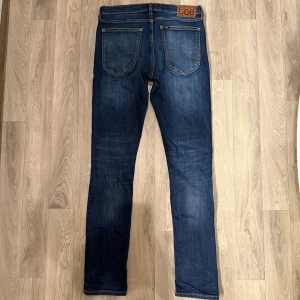 Lee Luke Jeans Marinblå W31 L34 - Marinblåa Lee Luke jeans i mycket fint skick i storlek W31/L34. Mått - Midja: 41cm, Benlängd: 111cm. Modellen är 185cm & 63kg. Hör av dig vid funderingar!🤩