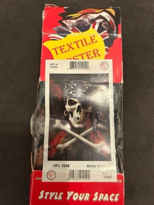 Textil poster Anne Stokes - Helt ny posters Anne Stokes. Mått 70 x 110 cm. Förpackningen är lite skadad.