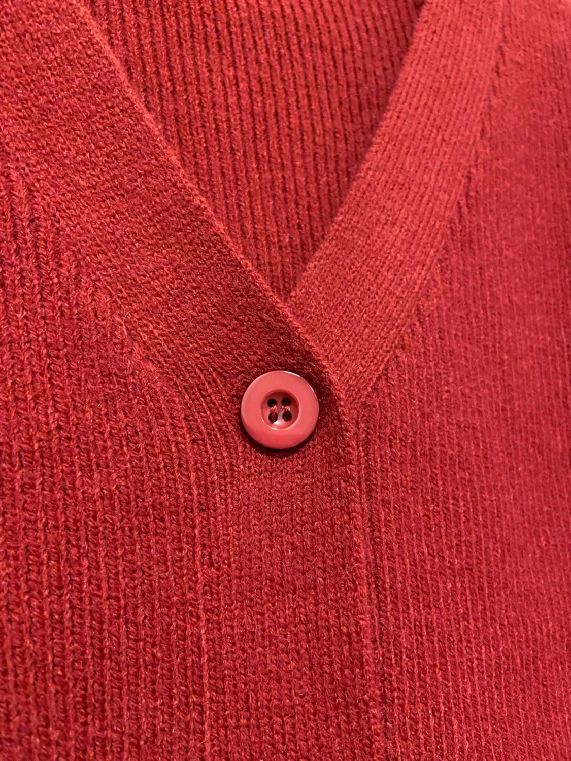 Röd stickad kofta med v-ringning - 1