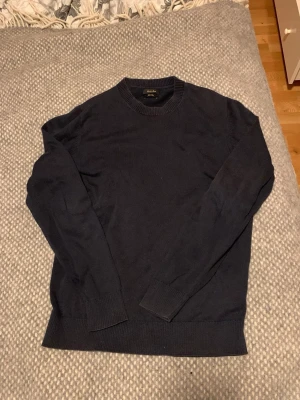 Stickad tröja från Massimo Dutti - Stickad tröja från Massimo Dutti i mycket bra skick. Storlek S men passar XS. Hör av dig vid frågor eller funderingar!