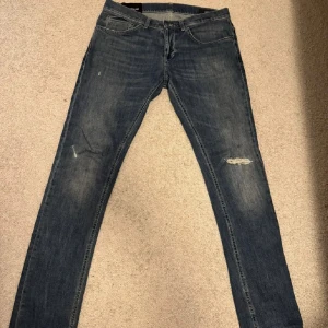 Dondup George  - Säljer nu ett par blåa dondup George i storlek 31, dem sitter lite stort så skulle mer säga att dem är för 32 kanske 33. | Nypris 3400 Mitt pris 899 priset är inte hugget i sten. Kom gärna med prisförslag om ni inte tycker att priset är tillräckligt bra. Jag vill bli av med dem så jag kan definitivt gå ner i pris för att bli av med dem. Det finns en liten läggning inuti men syns inte på utsidan.