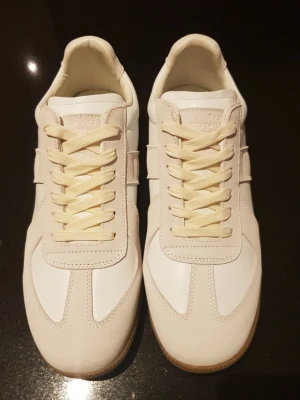 Maison Margiela Gats  - Maison margiela gats i vit/beige. Nyskick. Box följer med men är skadad.
