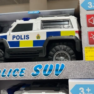 Leksaksbil Polis SUV fäny skick utan box  bilar  - Säljer en leksaksbil i form av en svensk polis-SUV i plast. Bilen är vit med blå och gula detaljer, svarta hjul och texten POLIS på sidan. Den har realistiska detaljer som sirener och polismärke på dörren går att öppna bagage luckan . Perfekt för dig som gillar utryckningsfordon och actionlekar.