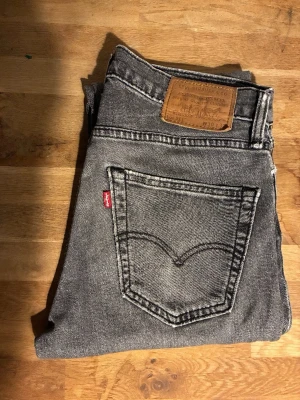 Grå Levi's 501 straight jeans - Säljer ett par grå Levi's 501 jeans 