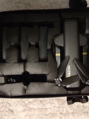 Kai One Pro drönare med väska - Säljer en svart Kai One Pro drönare i hopfällbar design. Drönaren kommer i en snygg och tålig svart väska med skumgummiinlägg för extra skydd. Perfekt för dig som vill filma eller fota från luften och enkelt ta med dig drönaren överallt. Behöver köpas nya batterier annars funkar den bra.