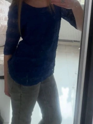 Blå spetsblus med trekvartsärm - Snygg blå blus i spets med trekvartsärm och rund halsringning. Storlek M men skulle säga att den passar i storlek S/XS💓