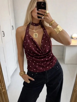 Vinröd prickig halterneck topp - Supercute halterneck-topp i vinröd satin med vita prickar 🤎✨ Ger perfekt snatchad passform med snygg drapering framtill 