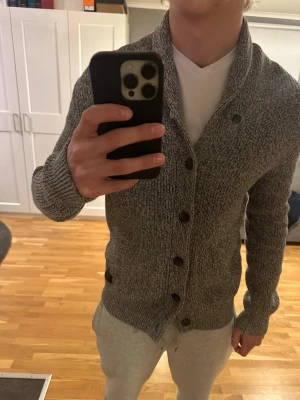 Stickad kofta - Riktigt skön stickad kofta från hm. Köpt för 699 kanske nyligen. Varm och skön och passar dig mellan 172-179 bäst! 