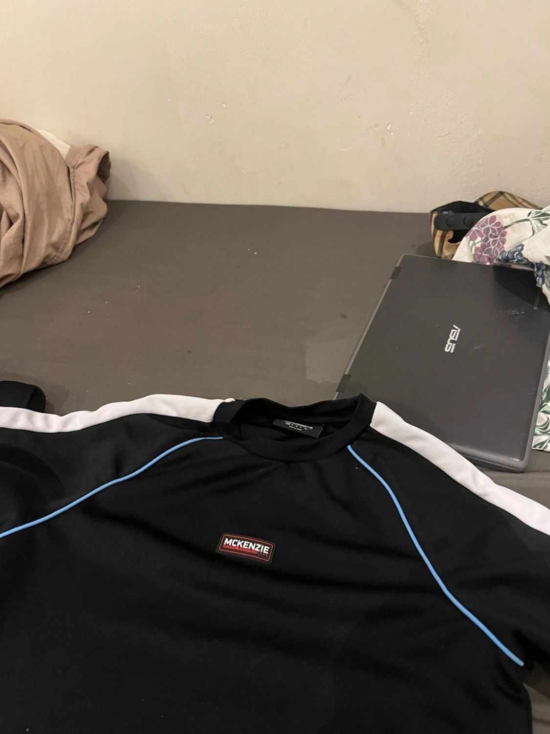 Svart loungewear-set från McKenzie passar xs - s - 4