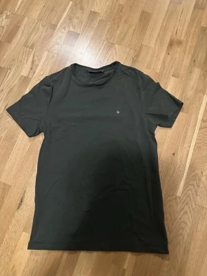 Mörkgrön t-shirt från Morris - Snygg t shirt från morris. Legat i garderoben en stund och nu dags och sälja. Inte använd mycket. Passar allt emellan 171-179