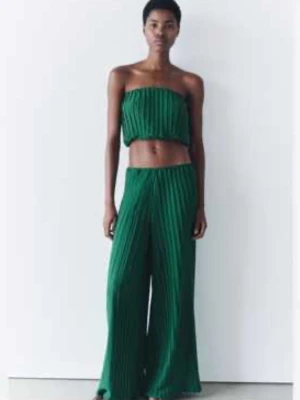 Set - Jättesnyggt och trendigt mörkgrönt set från Zara🥰Helt nytt och oanvänt! Byxorna är i storlek S och toppen i M men det är mycket resår och plats i båda så formar sig lätt efter kroppen så skulle säga att de passar både S och M❤️Perfekt till vår och sommar! Köp båda delar för 549kr🫶🏻