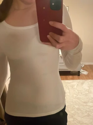 Vit långärmad topp från 157 - Säljer en enkel och stilren vit långärmad topp från 157 i storlek XS. Toppen är gjord i mjuk bomull med lite stretch för en bekväm passform. Perfekt basplagg med rund halsringning och figurnära modell.