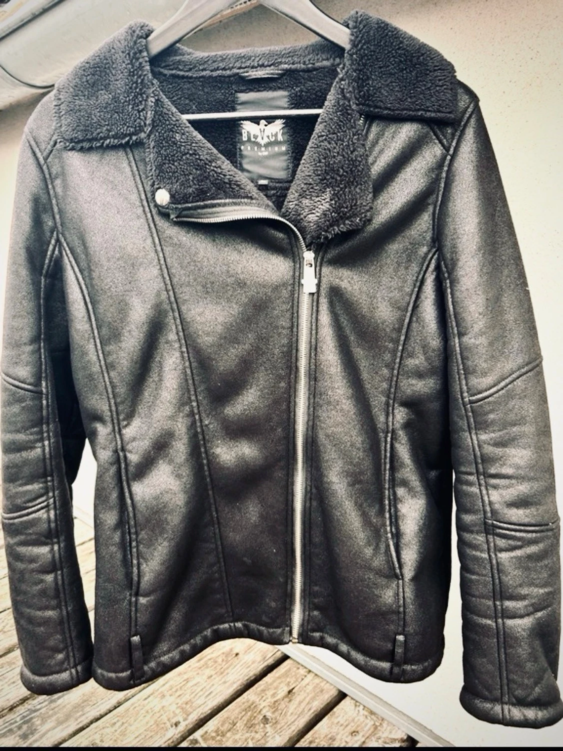 Rockig svart jacka från Black Premium by EMP!