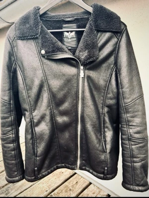 Rockig svart jacka från Black Premium by EMP! - Svart rockig jacka med mjukt foder och snygga detaljer i storlek XL (dam) M (herr) från Black Premium by EMP. Den är sparsamt använd och i nyskick. 