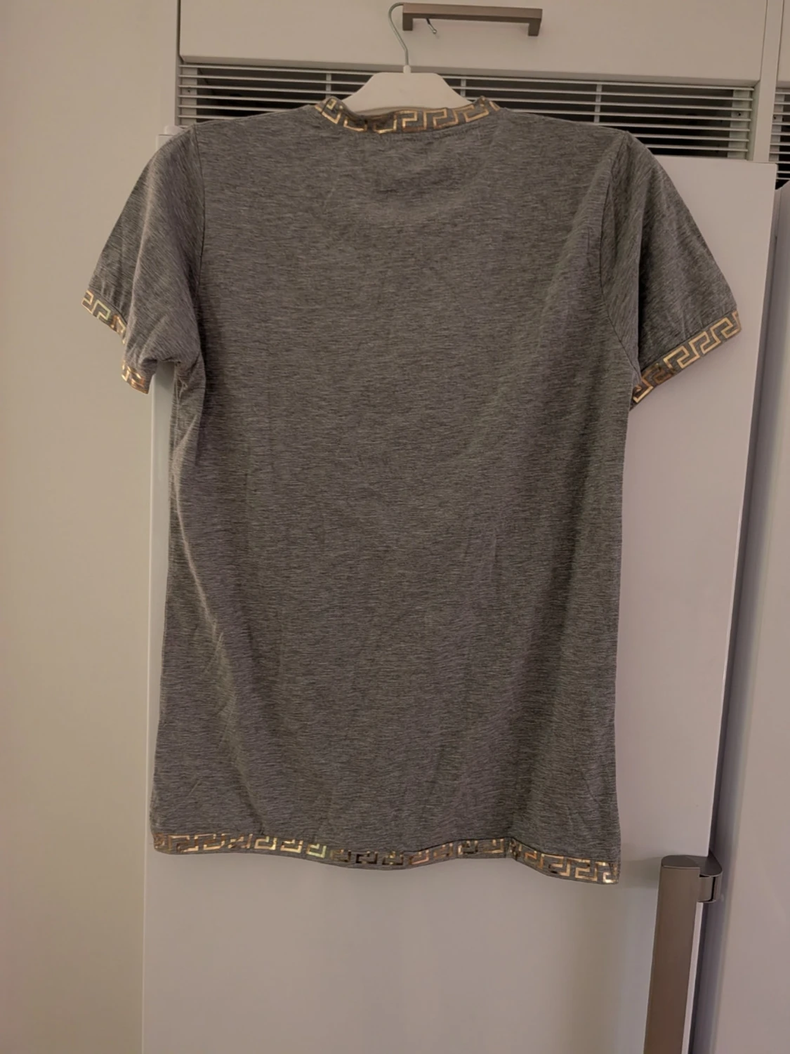 Grå t-shirt med gulddetaljer - 1