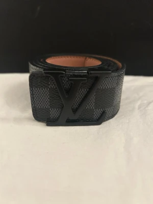 Louis Vuitton bälte - Snyggt bälte från Louis Vuitton i svartrutiga färger, aldrig använt, 1005 mm långt. fraktar samma dag✅