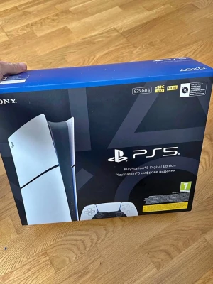 PlayStation 5 Digital Edition -  PlayStation 5 Digital Edition i mycket gott skick. Ingår 2 kontroller med som är som nya. Vid fler frågor är det bara att skicka ett meddelande. 