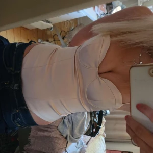 Zara body - Supersnygg ljusrosa korsettopp/body i satin från Zara. säljer pga att den är förliten på mig❤️ 