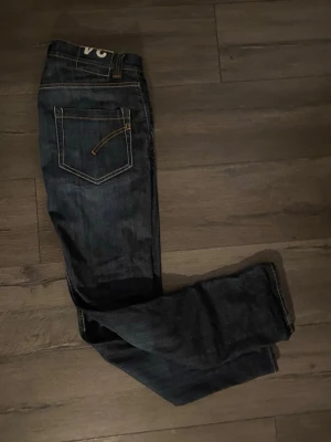 Mörkblå jeans från Dondup  - Säljer ett par mörkblå jeans från Dondup! Storlek || w34 men sitter som w31,32 då dom är väldigt små i storlek. Midjemått || 40 cm. Längd || 104 cm. Skriv vid frågor!🙌