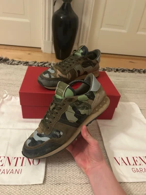 Valentino rockrunners  - Säljer ett par Valentino rockrunners i storlek 43 | De är tydligt använda men fortfarande i hyfsat bra skick | Og: Box och dustbags | Har du frågor eller funderingar, hör gärna av dig🙌