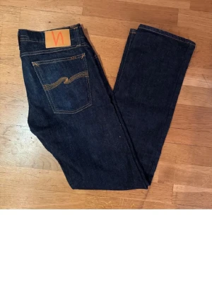 Mörkblå Nudie Jeans  - Säljer ett par mörkblå jeans från Nudie Jeans storlek 33/32.          Super slim kim