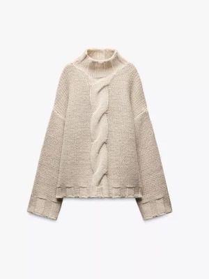 Beige stickad tröja med fläta från zara - Säljer en beige stickad tröja med stor flätad detalj framtill. Tröjan har hög hals, vida ärmar och ribbade muddar. Den är lite boxig i modellen och har en mysig, chunky känsla. Perfekt för dig som gillar en avslappnad och trendig stil. Bara att ställa frågor om man så vill!❤️