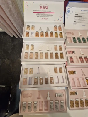 BB Glow Starter Kit från Stayle - BB Glow Starter Kit från  Stayle innehåller flera små flaskor med olika nyanser av serum och ampuller för ansiktsbehandling. Förpackningen är vit med färgglada detaljer och flaskorna har serum för microneedling glas med vita eller färgade lock. Perfekt för dig som vill testa BB Glow behandling hemma. Obs utgångsdatum har passerat där av priset. Men dom är promenerade så jag tror att de fortfarande får att använda. Saknas några ampuller 
