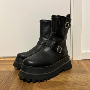 ASOS Design boots strl 38 - Chunky boots från ASOS design i skinnimitation, strl 38. Platå 6 cm. Repiga på framsidan men i gott skick förövrigt 🌹