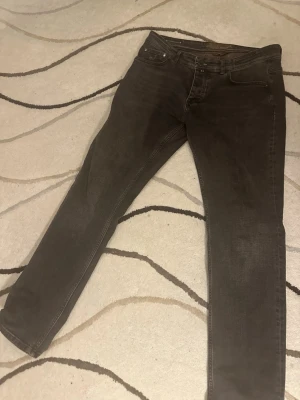 Jacob Cohen Jeans - Tja, lägger nu upp dessa klassiska Jacob Cohen jenas slim fit i en fin mörkgrå/svart färg. Jeansen är i bra skick utan defekter och säljs på grund ut av liten storlek. Storleken är 33 och sitter som ungefär 32/32. Nypriset ligger på 5000+ men mitt pris på 1299! Kom privat vid frågor eller funderingar!