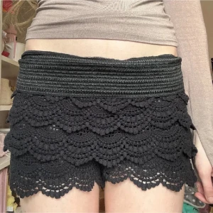 Svarta spets shorts  - Svarta spets shorts som passar xs-m, inget märke och kommer inte ihåg var de e ifrån eftersom har haft dom ett tag. Tryck på köp nu