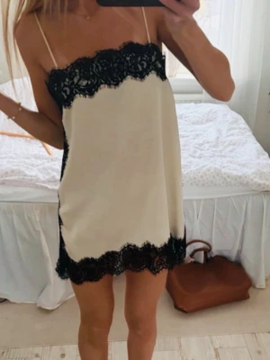 Zara linne  - Storlek m från Zara, nypris är 559kr. Går att ha som både linne och klänning, framsidan är 77,5cm