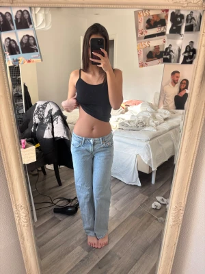 Lågmidjade jeans  - Jättefina jeans från weekday i modellen arrow, som nya! Storlek W 25 L 30. 