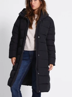 Slutsåld lager 157 jacka  - Snygg svart lång dunjacka med huva och quiltad design. Jackan har dragkedja och knappar framtill samt långa ärmar. Perfekt för kalla dagar och ger en stilren look.