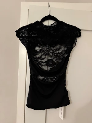 Spetsblus från Venderby - Sjukt snygg festtopp från Venderby. Helt ny med prislappen kvar. Storlek XS/S
