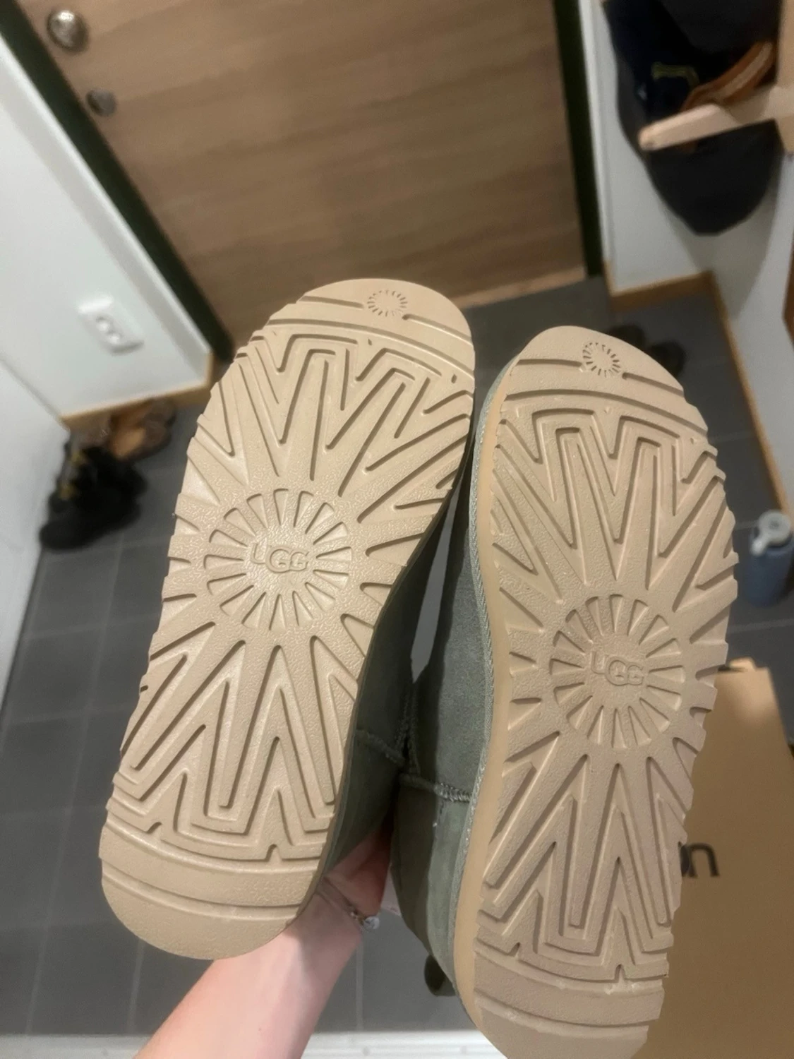 UGG Classic Ultra Mini - 4