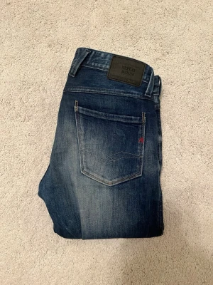 Replay anbass - Säljer ett par snygga Replay jeans i klassisk blå    och detaljerade sömmar på bakfickan. Slim fit använda Max 5 gånger