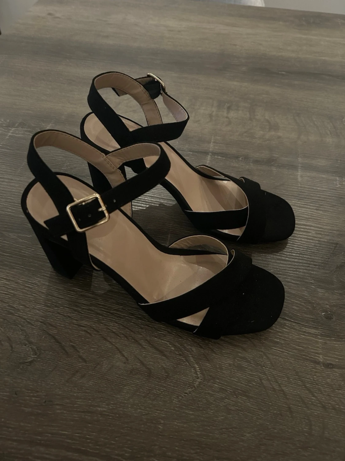 Svarta sandaler med klack och spänne - 1