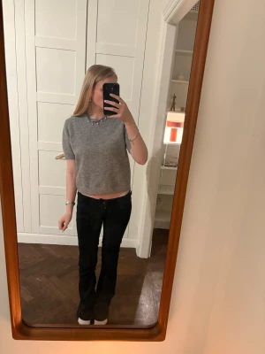 Grå stickad T-shirt  - Säljer denna gråa stickade T-shirt ifrån Zara. Jag säljer den då den inte kommer till användning. Den är i bra skick. Hör av er om ni vill ha fler bilder eller undrar något! Den är i storlek L men sitter som en S!🩷🩷