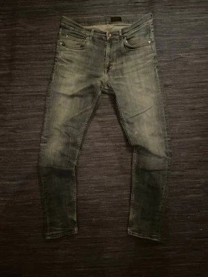Tiger of Sweden jeans  - Tja! Säljer nu ett par välanvända TOF slim jeans. Modellen är Evolve och storleken säger 34/34 men skulle mer säga att storleken är 32/34. Dessa jeansen har en lagning på knät samt två minimala defekter som visas på bilden. Men även en skräddarsydd lagning i grenen. Kom gärna med bud! 
