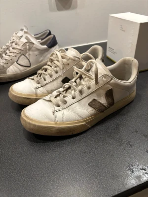 Veja skor - Dom är väldigt sköna men gamla! Billiga 