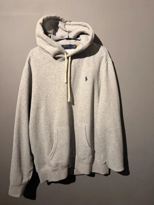 Raulph lauren hoodie  - Säljer nu denna gråa raulph lauren hoodie. Måttligt använd men inget som synes. Fortfarande mjuk inuti! Kan även tänka mig byta mot en i M! Priset ej hugget i sten!